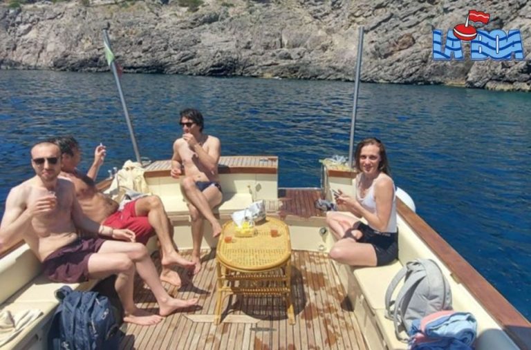 Esplora Capo e Acque Segrete: Snorkeling a Capri in Un Giorno Esplora Capo e Acque Segrete: Snorkeling a Capri in Un Giorno