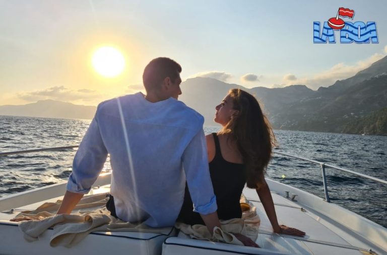 Esplora la Costiera Amalfitana in Barca con Skipper e sicurezza