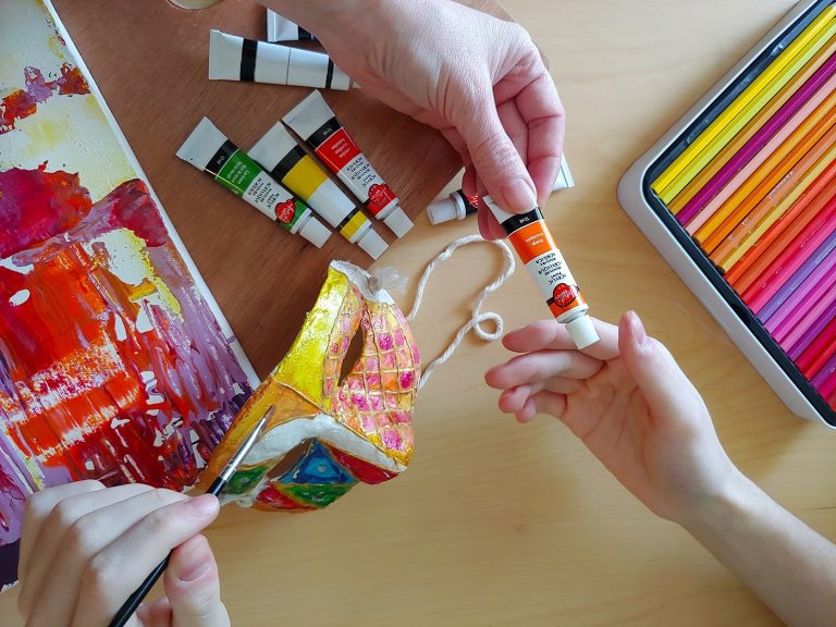 Online Art Therapy: Quebec Services and Teen Workshops